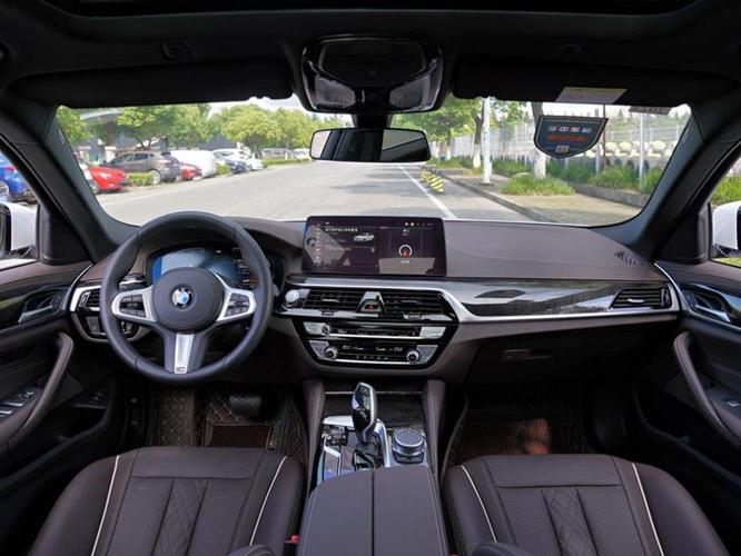 4分,有评分车主在车评中写到"宝马5系的操控表现依旧很不错,内饰豪华