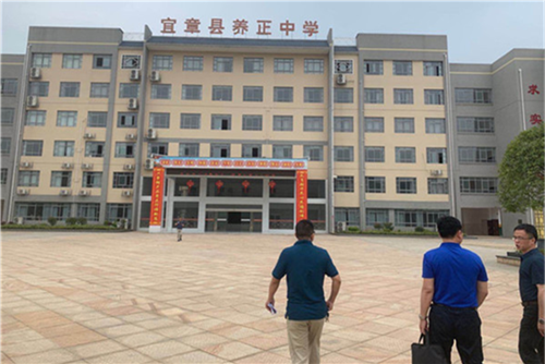就如何加强服务地方和县域经济做了沟通交流,会后双方赴宜章养正中学