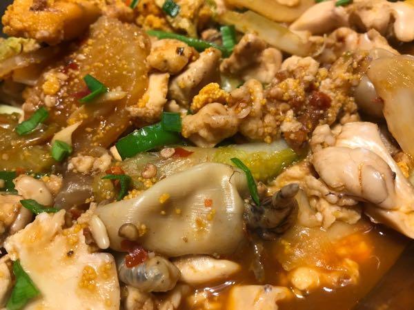 烧鱼杂,切记要等鱼籽定型后再用锅铲轻推的手法,适合