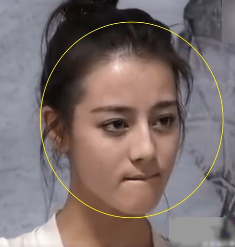 迪丽热巴18岁素颜照曝光放大五倍看五官是否整容很显然