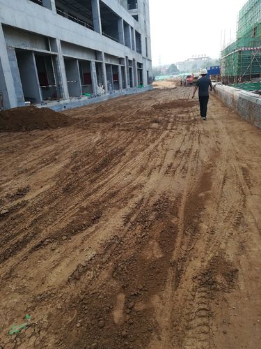 二局西地库顶板土方回填