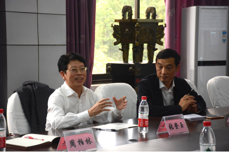 图1-2听取衡阳市八中副校长黄晓琳实践基地汇报       图5