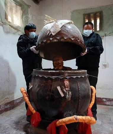 历经三年半「坐缸仪式」的94岁老和尚,开缸时竟发生奇迹!