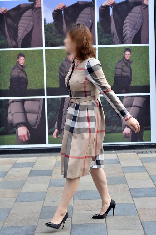 街拍:尖头细高跟的时尚熟女