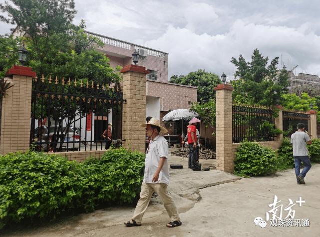 电白霞洞拆围墙大行动30多户围墙拆除统一改造