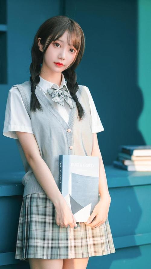 穿jk服的小美女,文静知性,颜值也很高