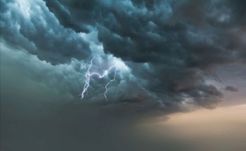 其它 夏雨 写美篇      今天中午,故里上空,乌云密布,电闪雷鸣,暴雨倾