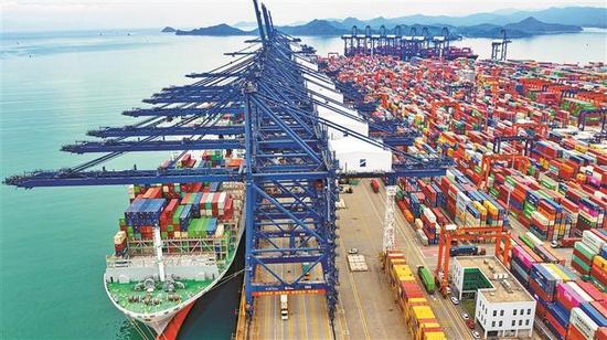 繁忙的盐田港. 深圳商报记者 廖万育 通讯员 叶振峰 摄