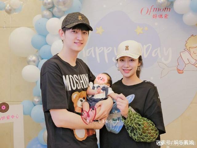 马可儿子"小菠萝"满月了,老婆王丹妮晒出一家三口照片