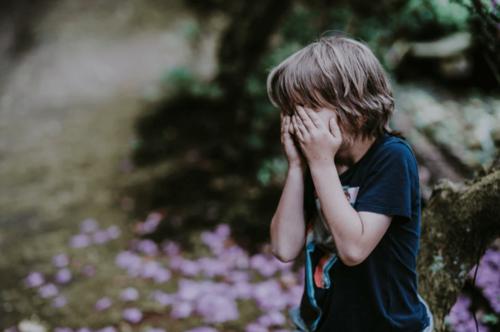 爸爸看5岁女儿撒泼打滚3小时:孩子哭闹时,你的第一反应很重要