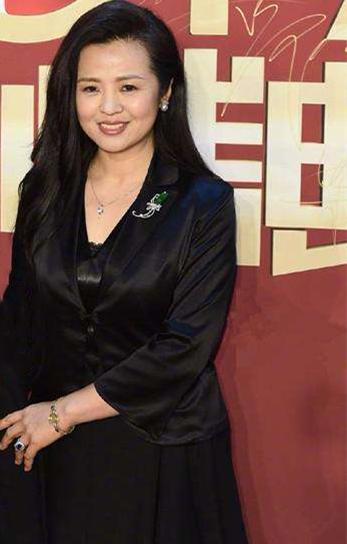 郑艳东在王刚60岁那年给老公生了个大胖小子,王刚给孩子取名王一丁,很