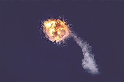 美国商业火箭发射升空后爆炸