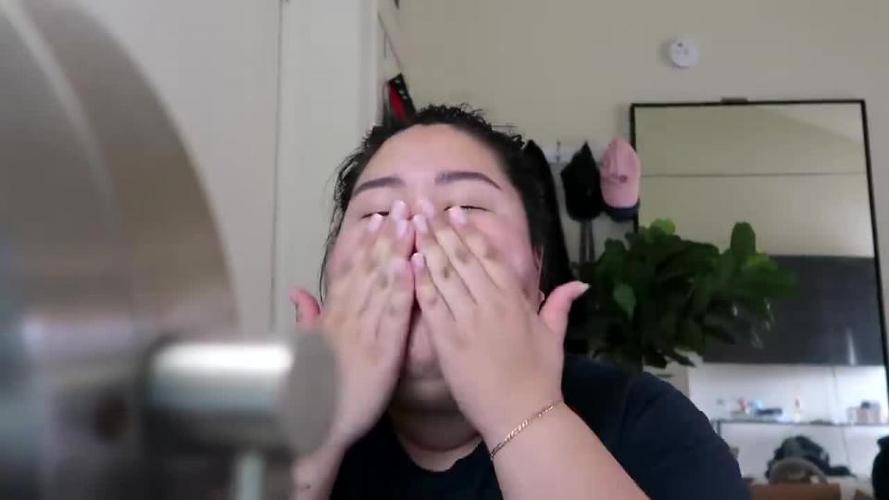 大胖妞很自信化完妆后变好看了很多