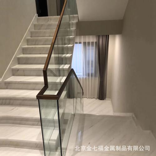 轻奢风钢槽预埋钢化玻璃楼梯护栏钢结构楼梯扶手不锈钢镀钛面扶手