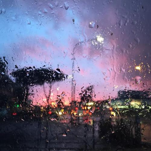 所以,下雨的日子还是要减少出门夜游,下班后不妨在家看看电视上上网