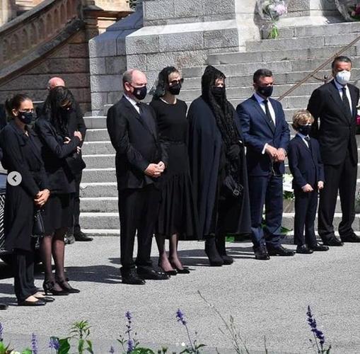 摩洛哥王室成员奔赴葬礼,黑色口罩很有气派,示范非常时期群聚