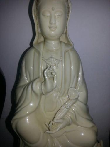 这个德化瓷观音能卖多少钱.款印何朝宗制.
