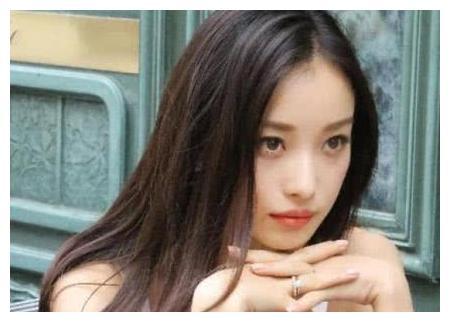 倪妮素颜照与平常判若两人,住宅自带庭院,虽然很奢华却很乱