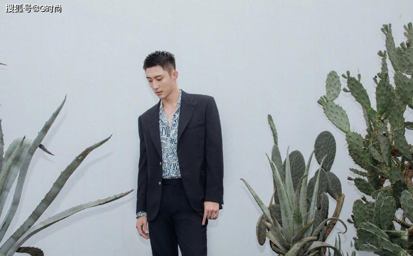 黄景瑜身着精致裁剪廓形西服套装内搭花卉衬衫