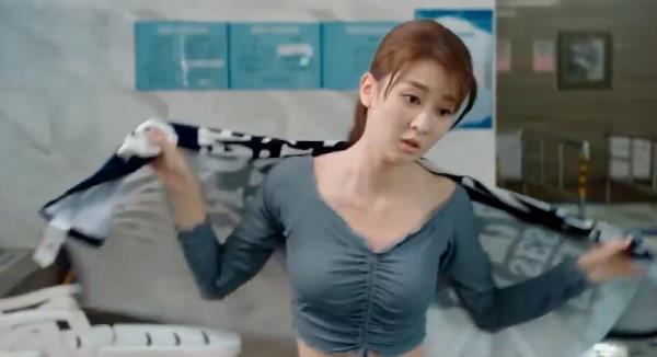 原创平凡的荣耀公司集体团建兰芊翊穿泳装太惊艳上司直接看呆