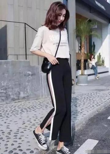 夏季阔腿裤是女生必备的一件单品 黑色阔腿裤搭配什么上衣和鞋子好看