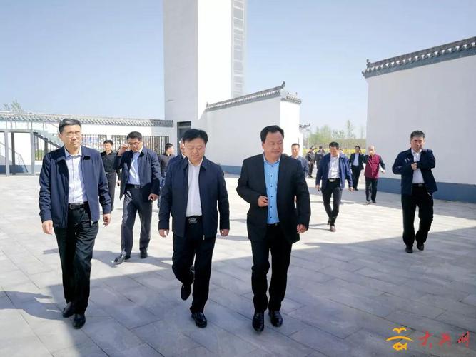 陈星一行在蓝天芝麻小镇董事长冯志合的陪同下先后