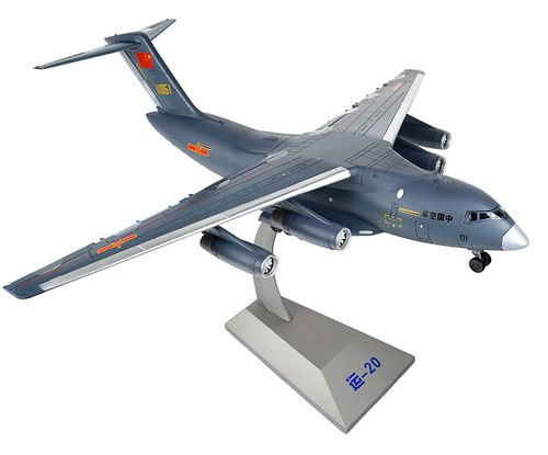 比例为1/110的运20运输机模型,服役款正式青灰色涂装,外观涂有 "