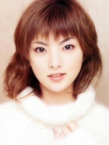 日本影视女演员,时尚模特.毕业于西日本短期大学附属高等学校.