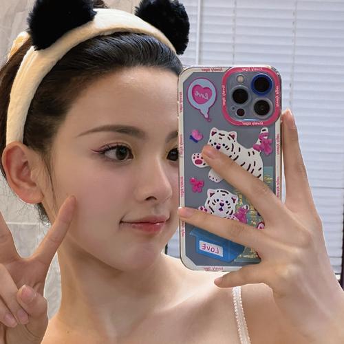 杨超越的剧组日常9615 点击收获憨憨可爱日常,对镜比耶自拍不要太