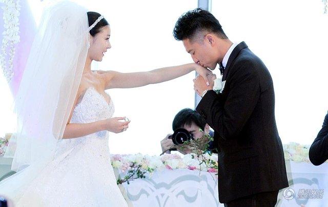10月19日,"金太狼"王雷与相恋7年的女友李小萌在北京举行了婚礼.