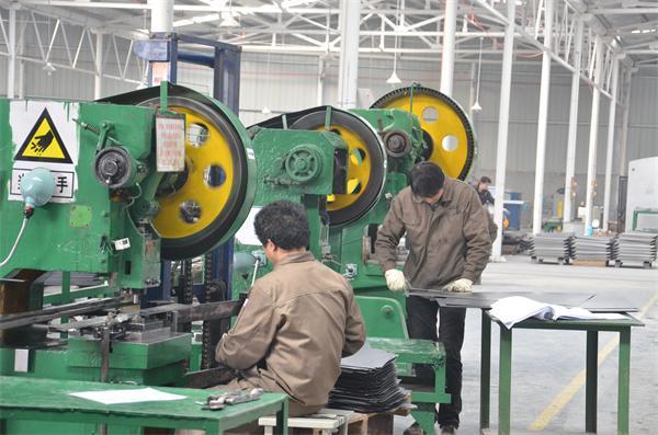 冲压车间_冲压机作业图-【湖南金炬精工制造官网】