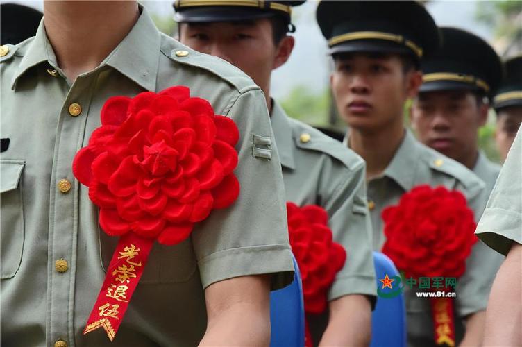 8月31日,退役命令宣布大会现场,老兵们卸下肩章臂章,带上退役大红花
