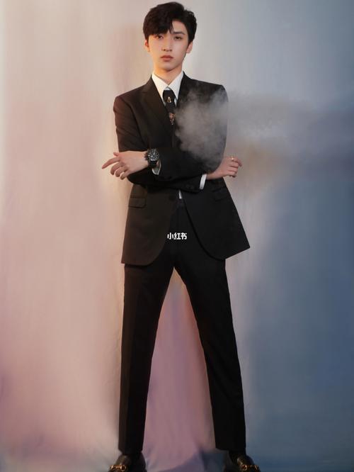严浩翔# 壁纸_严浩翔_壁纸_西装_素材_壁纸