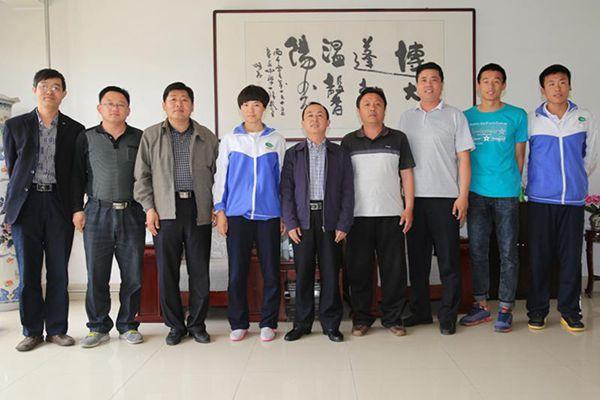 市教体局李忠新局长祝贺章丘中学学生王美晴载誉归来