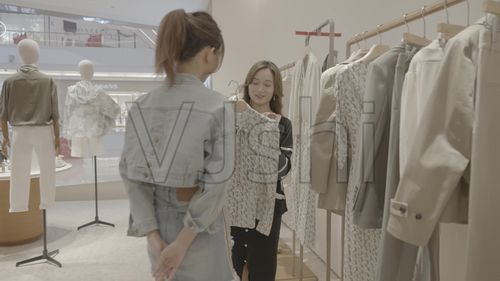 美女逛街购物休闲买衣服