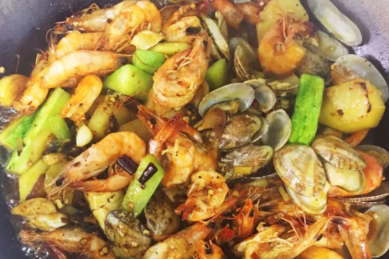 干锅海鲜大杂烩的做法