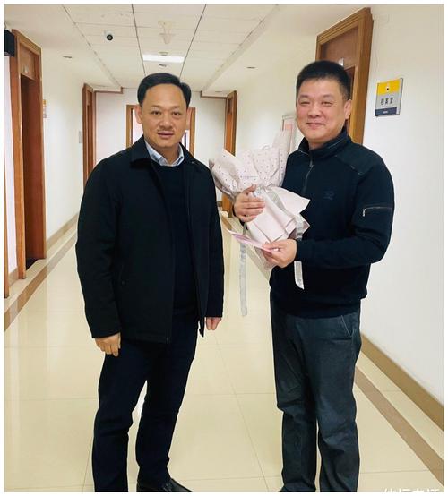 据悉他的妻子名叫姚健,曾是一位气质优雅的空姐(下图右),二人在占旭刚
