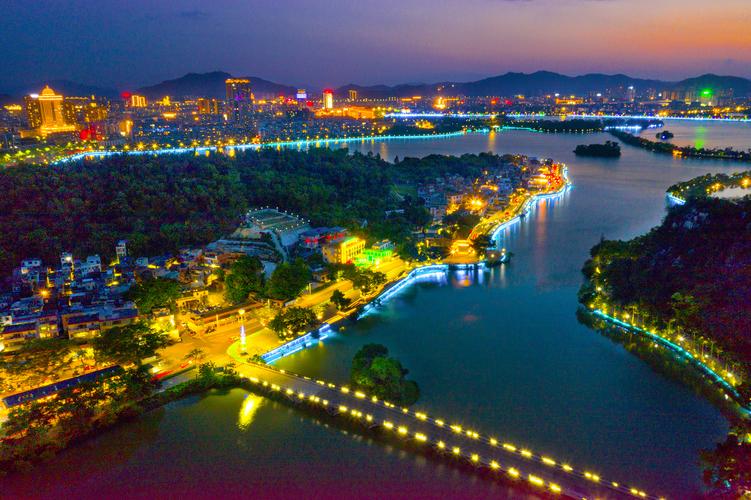 图1:王耀曦 摄 图2:梁小明 摄 将军山巅:俯瞰肇庆,万家灯火 登临将军