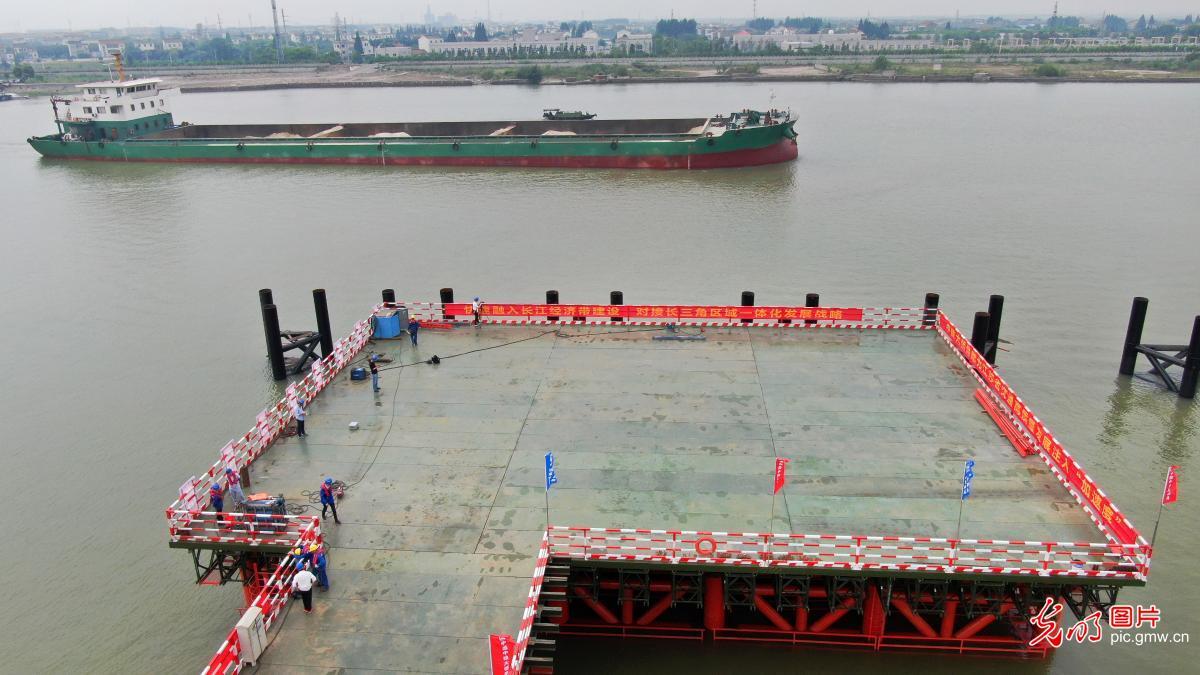 江苏常泰长江大桥录安洲水上施工平台建成