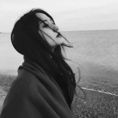 黑白伤感微信头像女生