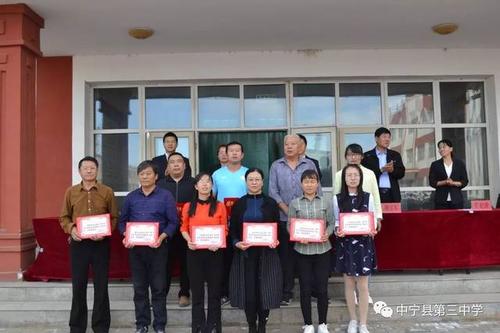 张纪珍副校长宣布优秀班主任,优秀教师表彰决定 王立权主任宣读受