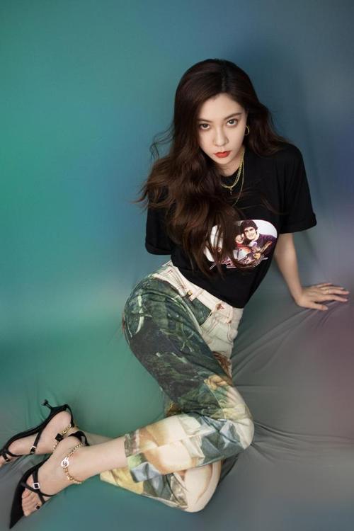 宋妍霏在亲妈面前总算收敛点,穿基础款t恤配长裤,却凭