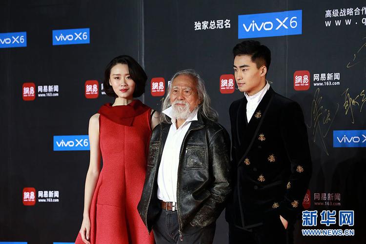 图为李玮婷(左),王德顺(中).(新华网 李何铭摄).