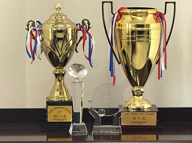 连续四年冠军奖杯