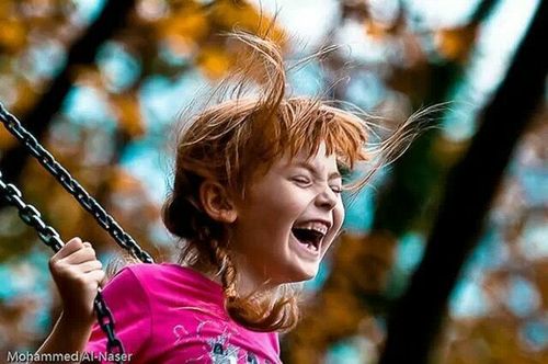 如孩子般开怀大笑