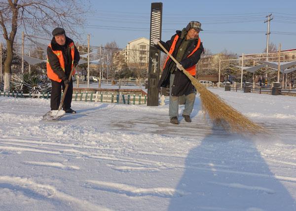 寒冷的冬天,环卫工人全力除雪,志愿者们热心送餐,真实上演了一场雪