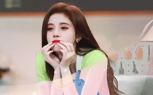 鞠婧祎休闲甜美高清桌面壁纸