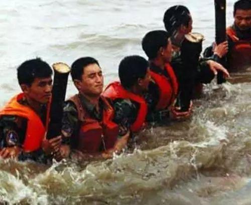 武警官兵在抗洪救灾