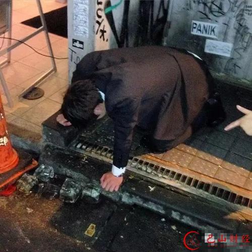 这么帅的帅哥都喝醉了,有单身的妹子想认领吗?