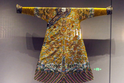 比如嘉靖皇帝曾使用的一个龙袍,光衣襟上的龙纹,便有36条.